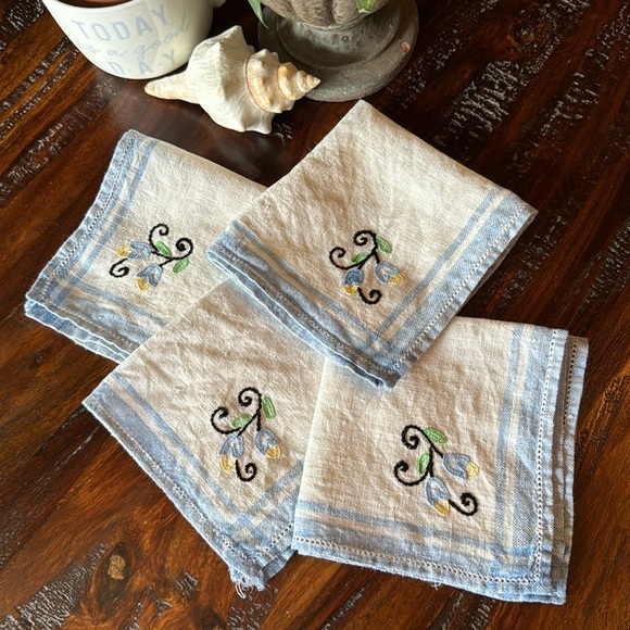 Set of 4 Vintage Napkins-White/Blue Embroidery Detail-Nubby Cotton - Picture 2 of 13